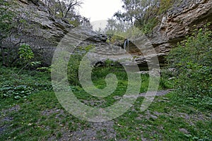 Otono un viaje a través de pintoresco montanas sobre el el valle de deseos a próximo sobre el cascada 