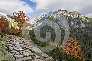 Jesenný pohľad na Vysoké Tatry. Oblasť Popradské Pleso. Slovensko