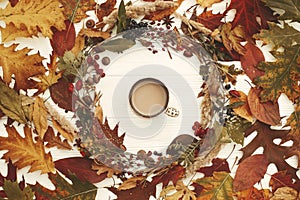 Jeseň veniec byt stanoviť. káva v pokles listy kruh creation 