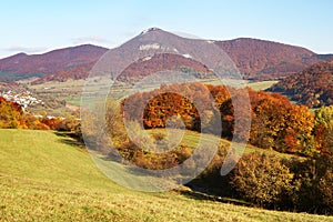 Jesenný pohľad na Strážovu horu v Strážovských vrchoch