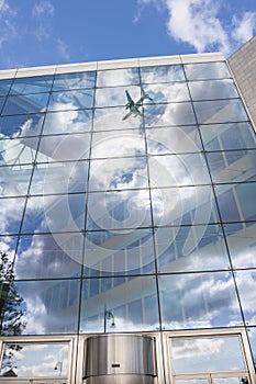 AviÃÂ³n reflejado en un edificio