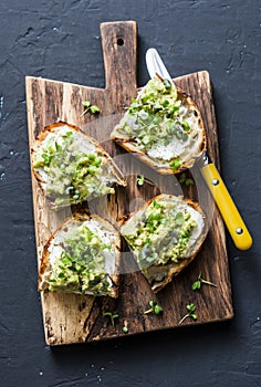 Palta verduras sobre el lámina sobre el oscuro,. bien grasas saludable comer. 