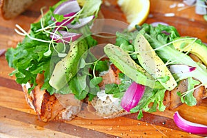 Avocado, onion and lettuce on smoked salmon