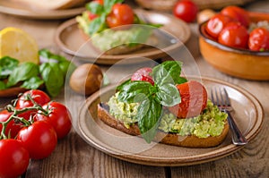 Avocado spread bread with baked tomato