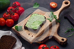 Avocado toast on whole grain sandwich bread. Mashed avocado toasts. Healthy eating, dieting, vegan vegetarian food