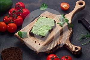 Avocado toast on whole grain sandwich bread. Mashed avocado toasts. Healthy eating, dieting, vegan vegetarian food