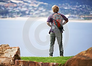 Respeto de acuerdo belleza de naturaleza. joven hombre mochila admirar 