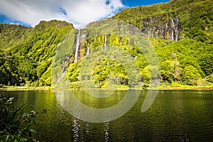 Cascadas a acantilados en isla. 