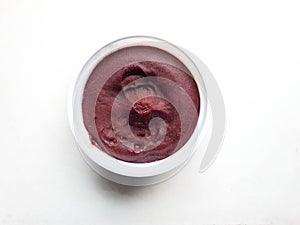 AÃÂ§aÃÂ­ em embalagem de plÃÂ¡stico branco e fundo branco com espaÃÂ§o photo