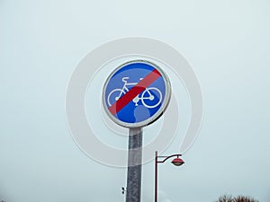 B40 - End of bicycle zone. Road sign indicating the end of the obligatory cycle path or lane, reserved for cyclists