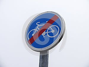 B40 - End of bicycle zone. Road sign indicating the end of the obligatory cycle path or lane, reserved for cyclists