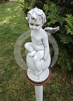 Un bambino angelo scultura giardino sul monastero 