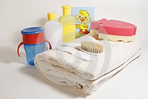 Baby bath accessories, baby hygiene, shampoo, towel, bath foam, yellow duck toy, baby drinker, sponge and comb