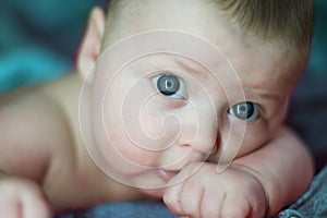 Un bambino sul blu 