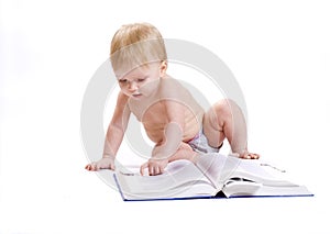 Un nino a un libro 