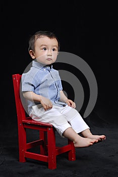 Un bambino ragazzo sul sedie 