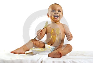 Un bambino ragazzo mangiare porridge 