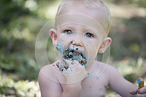 Un bambino ragazzo mangiare torta sul suo il primo 