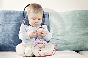 Un bambino ragazzo ascoltando musica sul mani 