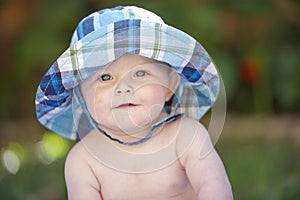 Un bambino ragazzo un cappello 