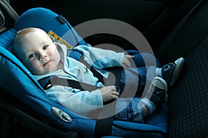 Un nino en auto asiento 