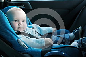 Un nino en auto asiento 