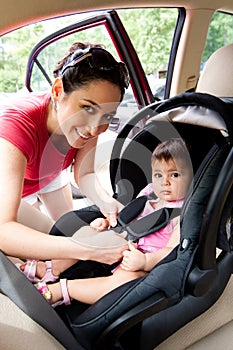 Un nino en auto asiento 