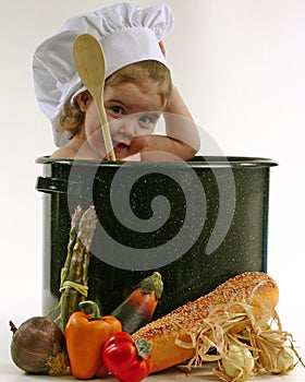 Un nino en cocinero maceta 