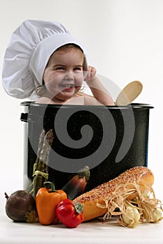 Un nino en cocinero maceta 