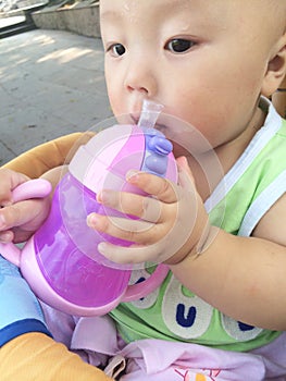 baby drink water