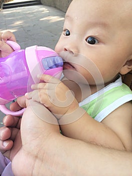 baby drink water