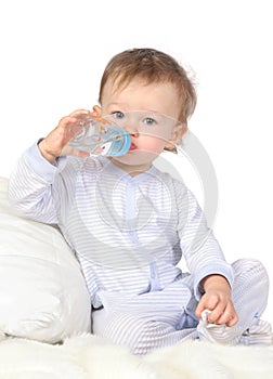 Un bambino è un potabile Acqua 