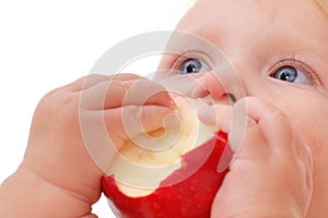 Dítě jíst jablko 