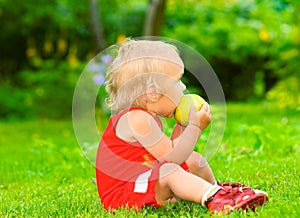 Dieťa jej jablko 