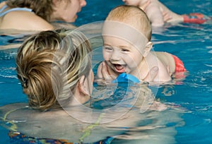 Un bambino contento il primo nuotare 