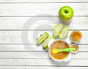 Baby food. Baby puree from fresh green apples.