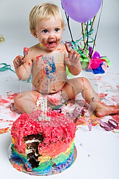 Baby girl celebrating her first bithday with gourmet cake.