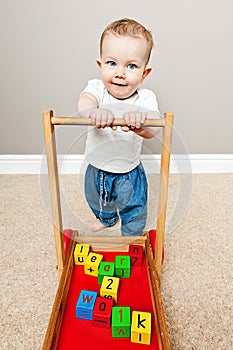 Un bambino lo studio sul a piedi 