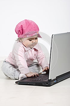 Un nino en negocios sobre el computadora portátil 