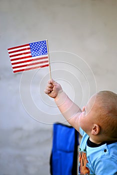 Un bambino possesso americano bandiera 