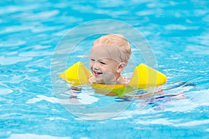 Un nino en nadar piscina. nadar 