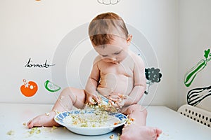Baby-led Weaning is a complementary feeding method in which the baby itself, from 6 months of age, takes whole foods to the mouth