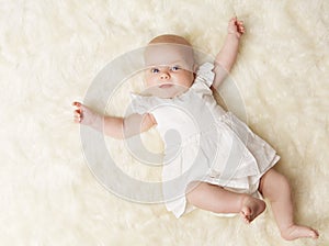 Un bambino neonato ritratto nuovo nato uno un mese un bambino bianco vestiti 