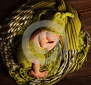 Baby Newborn Sleep on Green Wool, Sleeping New Born Kid