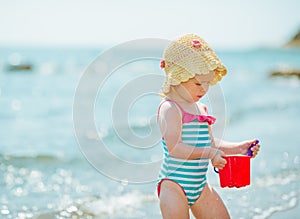 Un bambino secchio più vicino il mare 