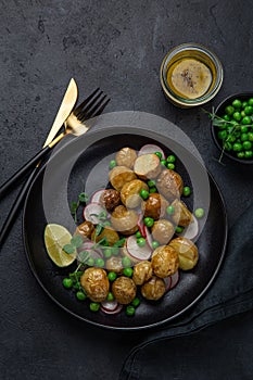 Un nino papas ensalada verde guisantes a rábano 