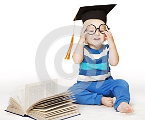 Dieťa čítať kniha chytrý dieťa chlapec v okuliare a klobúk 