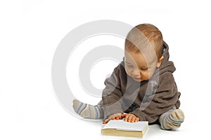 Un bambino lettura un libro 