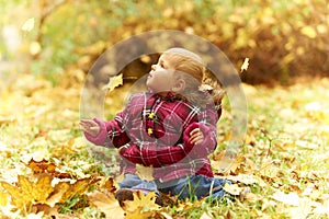 Un bambino autunno foglie 