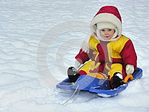 Un bambino sul slitta 